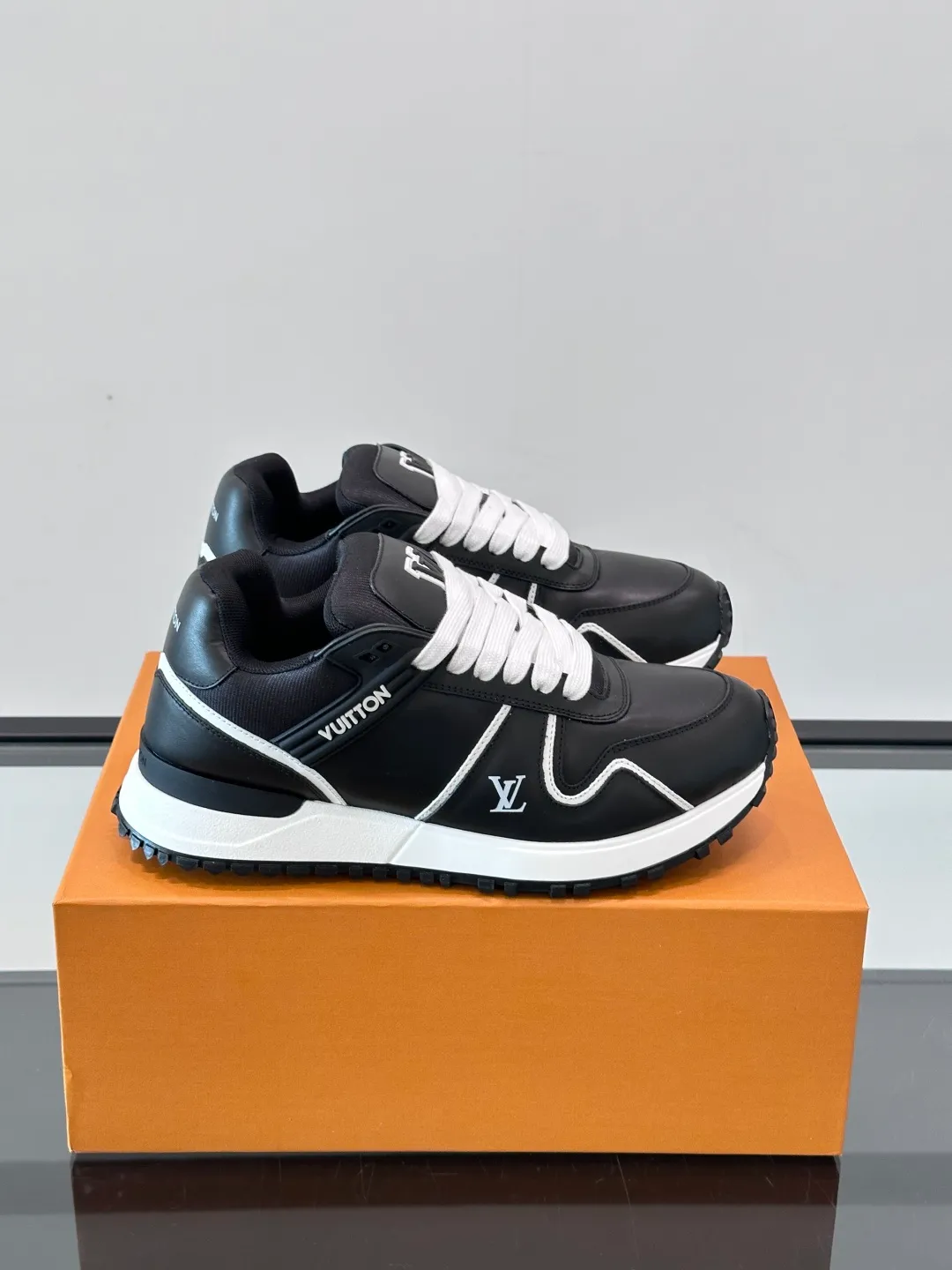 Men's Men's Shoes 💰p480 "＊OUIS ＊UITTO＊" sneakers debuted in the 2025 early autumn series, continuing the iconic design of Run Away sneakers in a large version. The smooth calfskin upper features contrasting LV lettering and Vuitton logos, while a lightweight rubber wedge outsole evokes running shoe construction. High level of comfort. Looks good, wears well and matches well. Worth buying🎶🎶🎶 size: 38-44 (45 customized)